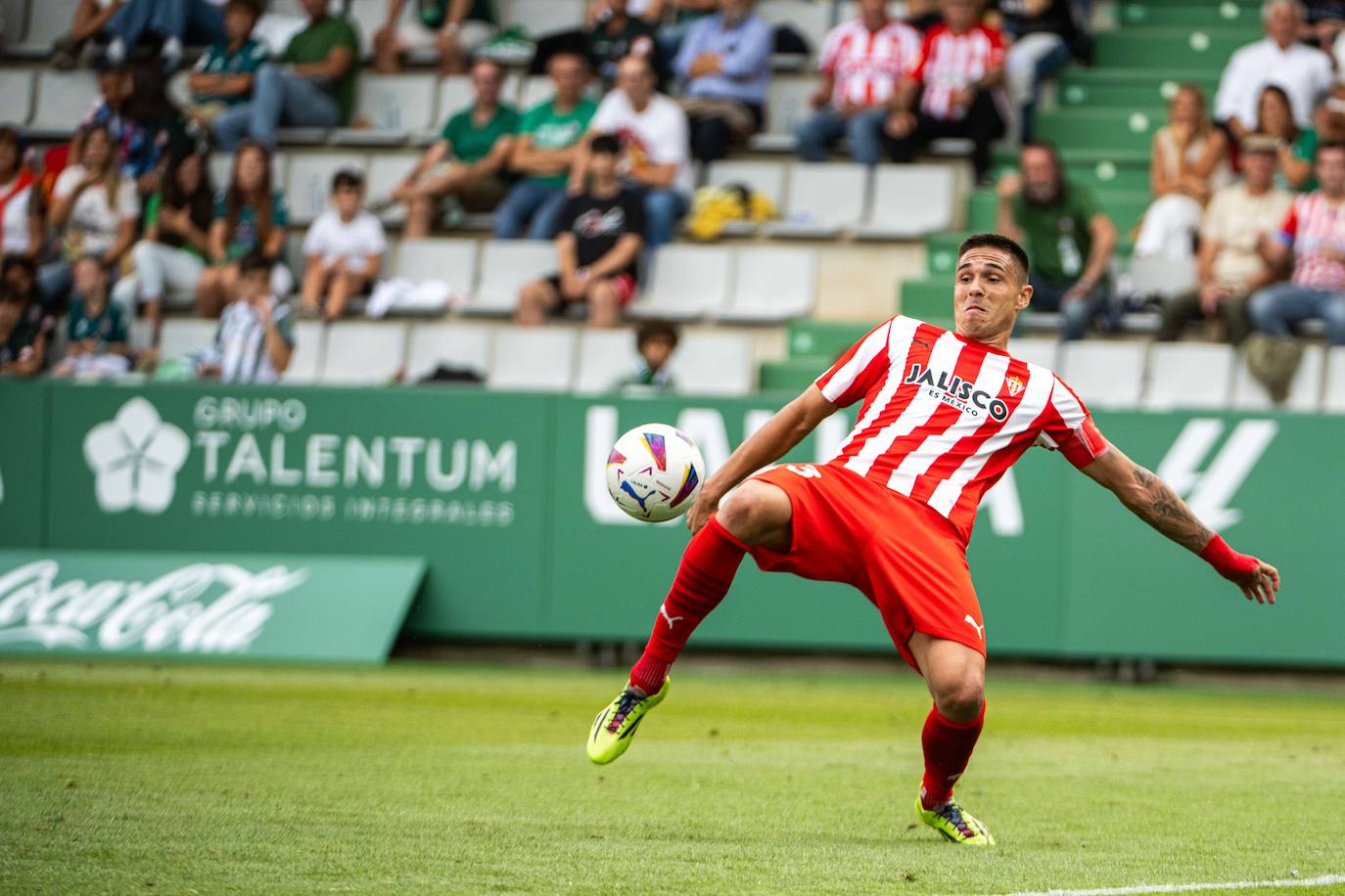 Las mejores imágenes del partido entre el Racing de Ferrol y el Sporting en A Malata