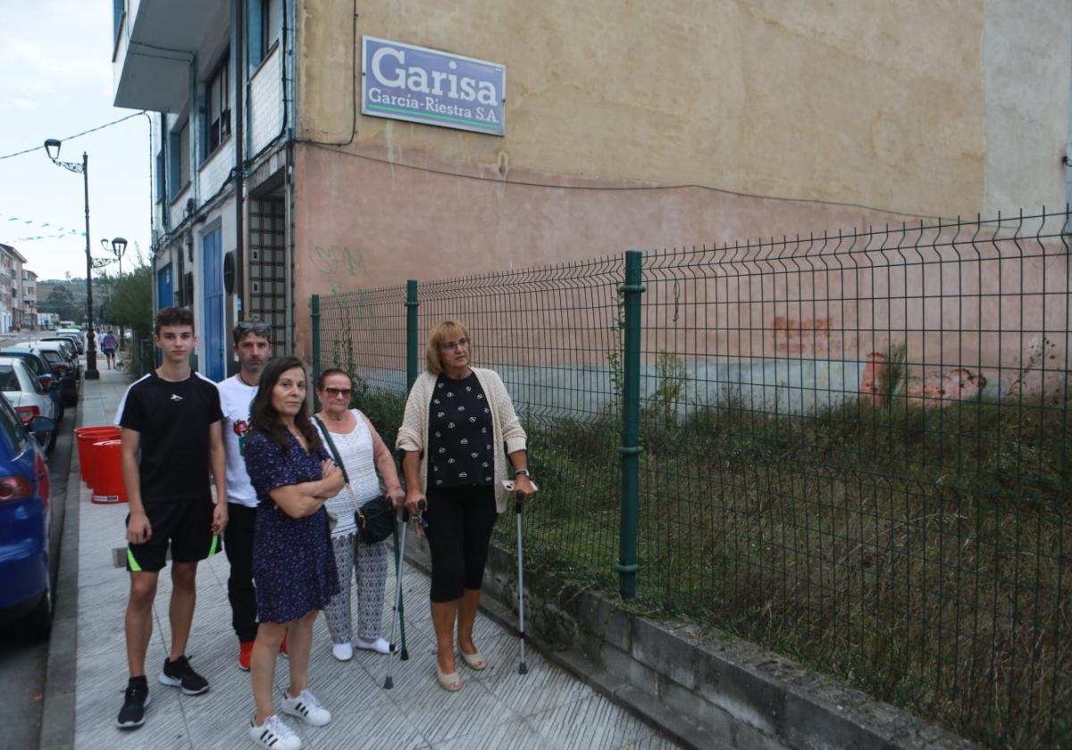 Los vecinos solicitan la limpieza de las fincas colindantes con su edificio.