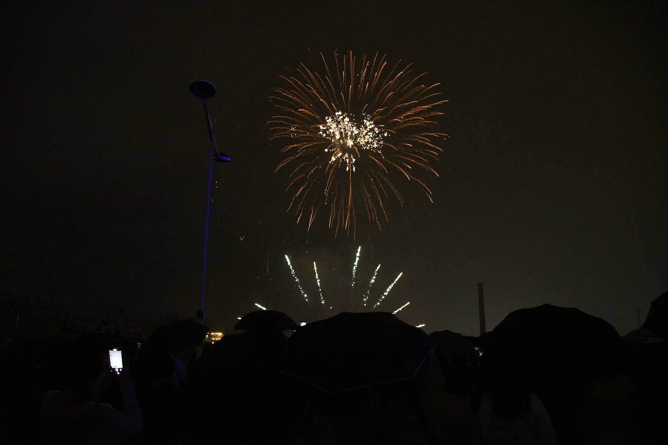 Los fuegos vencen al mal tiempo en Avilés