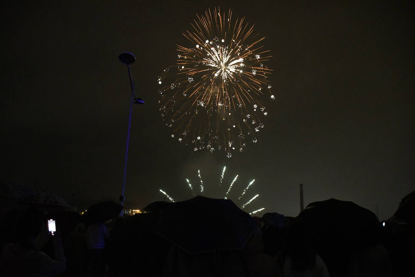 Los fuegos vencen al mal tiempo en Avilés