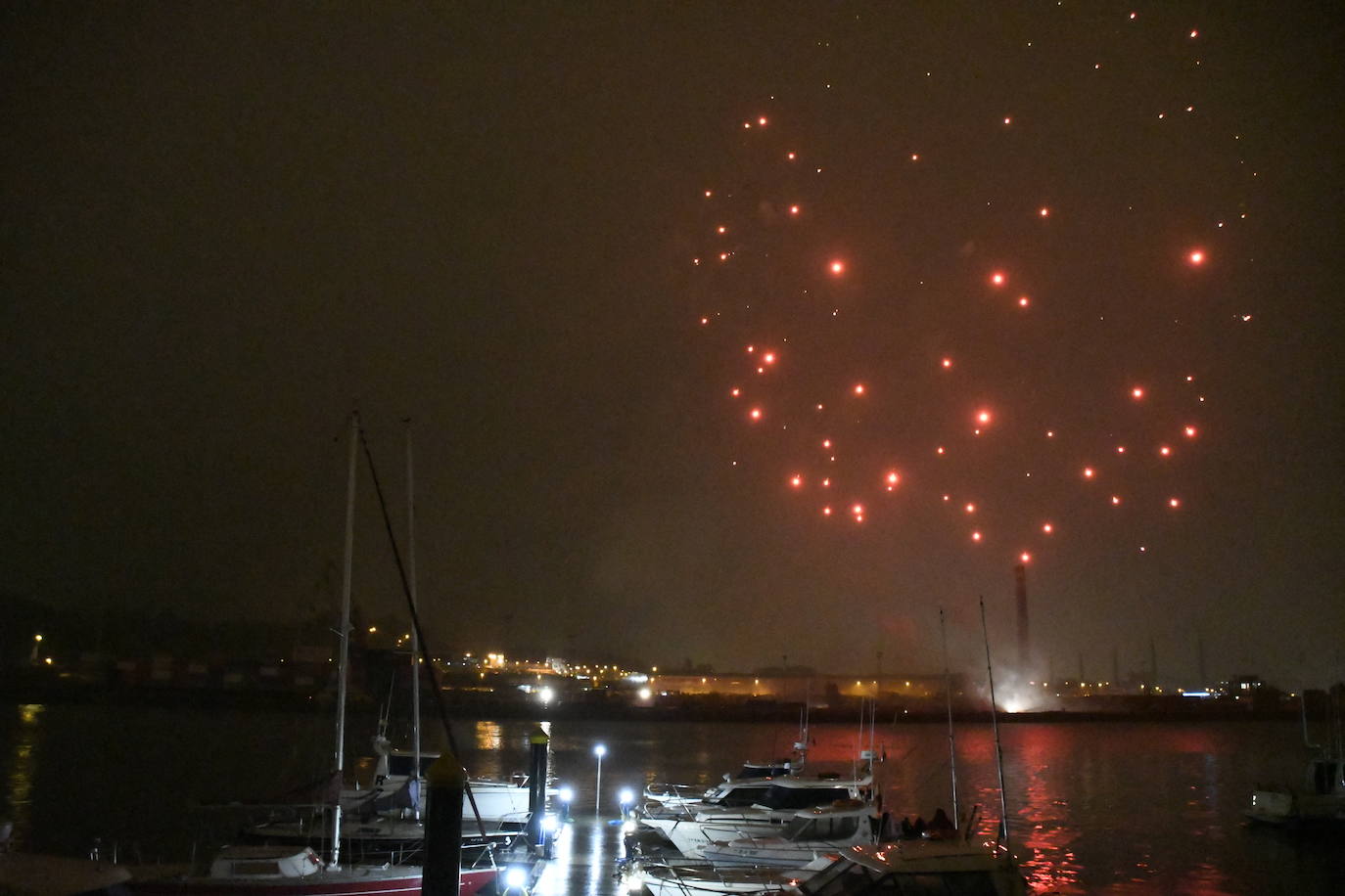 Los fuegos vencen al mal tiempo en Avilés