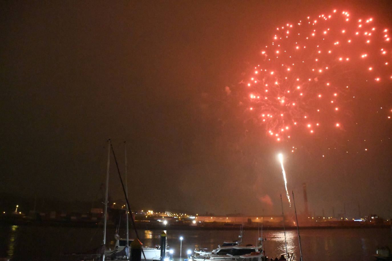 Los fuegos vencen al mal tiempo en Avilés