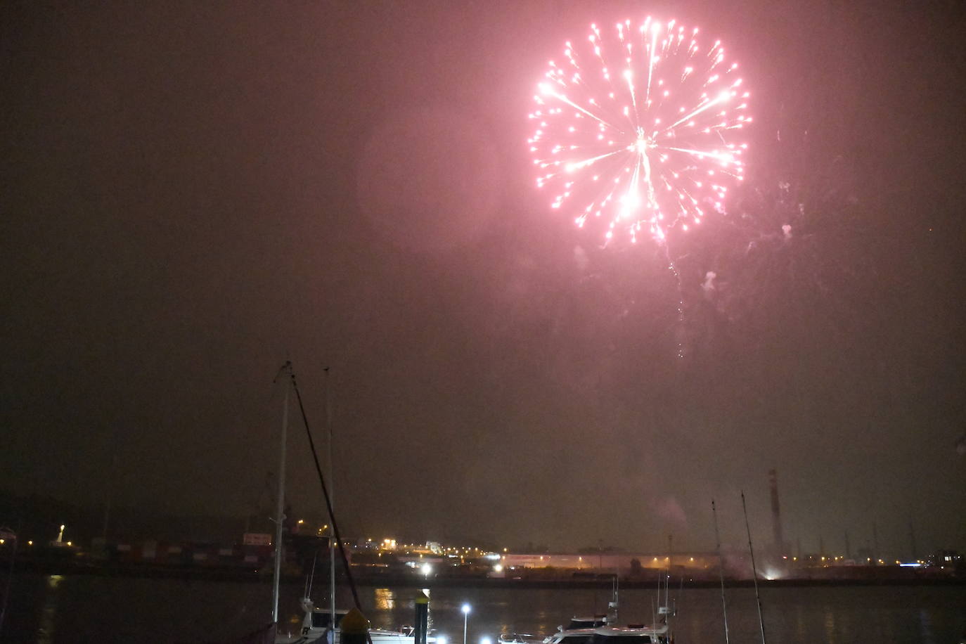 Los fuegos vencen al mal tiempo en Avilés