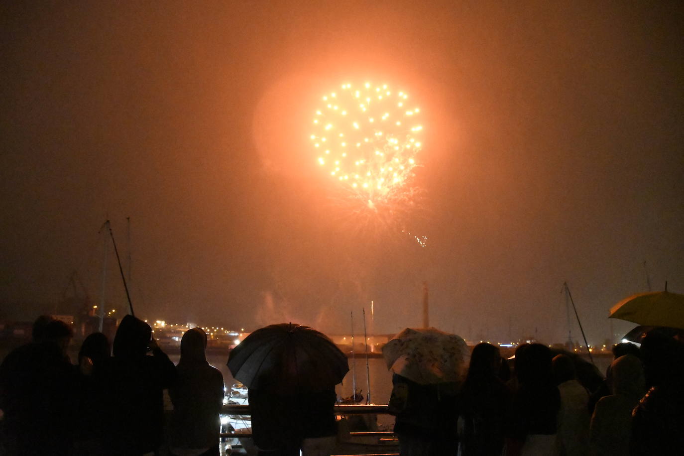Los fuegos vencen al mal tiempo en Avilés