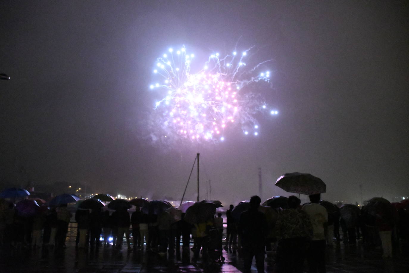 Los fuegos vencen al mal tiempo en Avilés