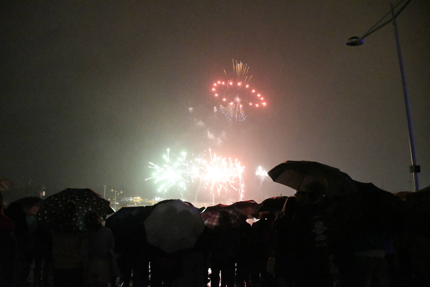 Los fuegos vencen al mal tiempo en Avilés