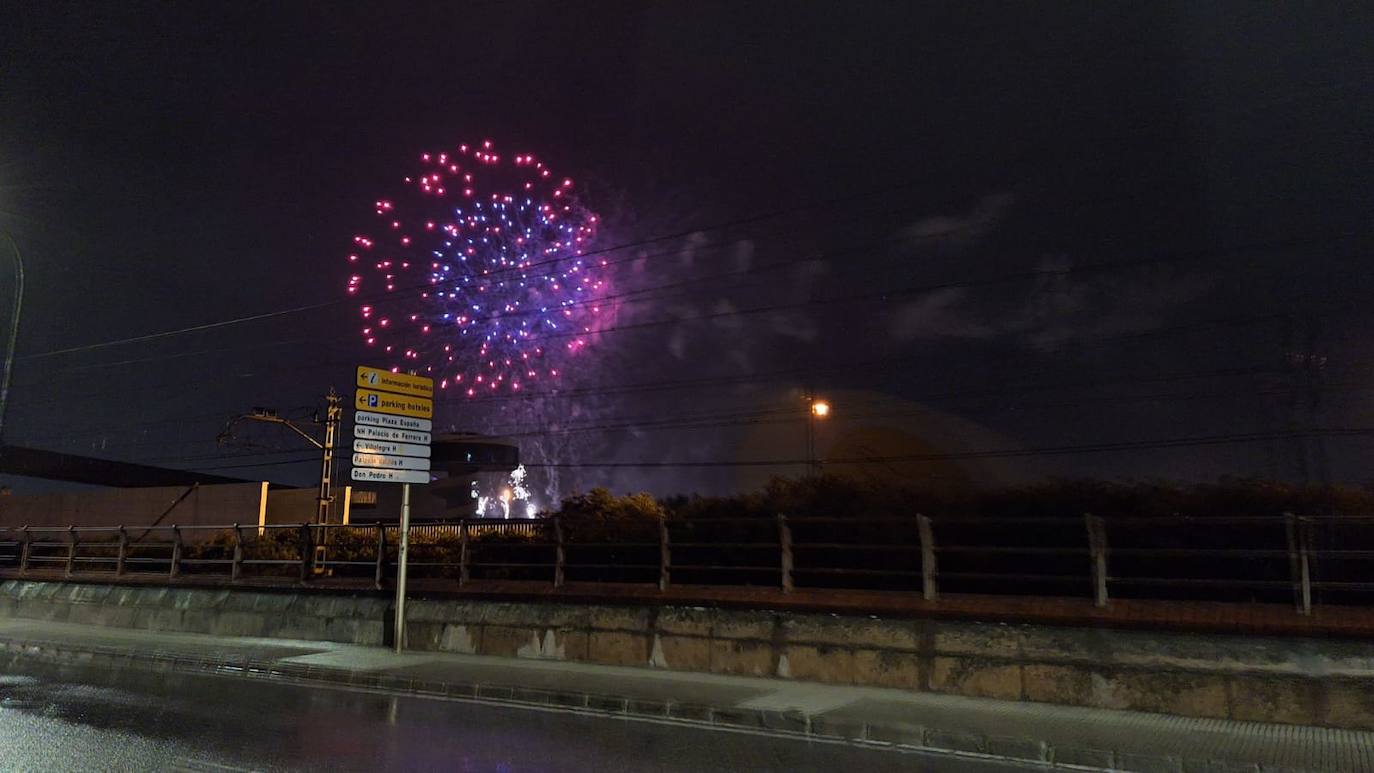 Los fuegos vencen al mal tiempo en Avilés