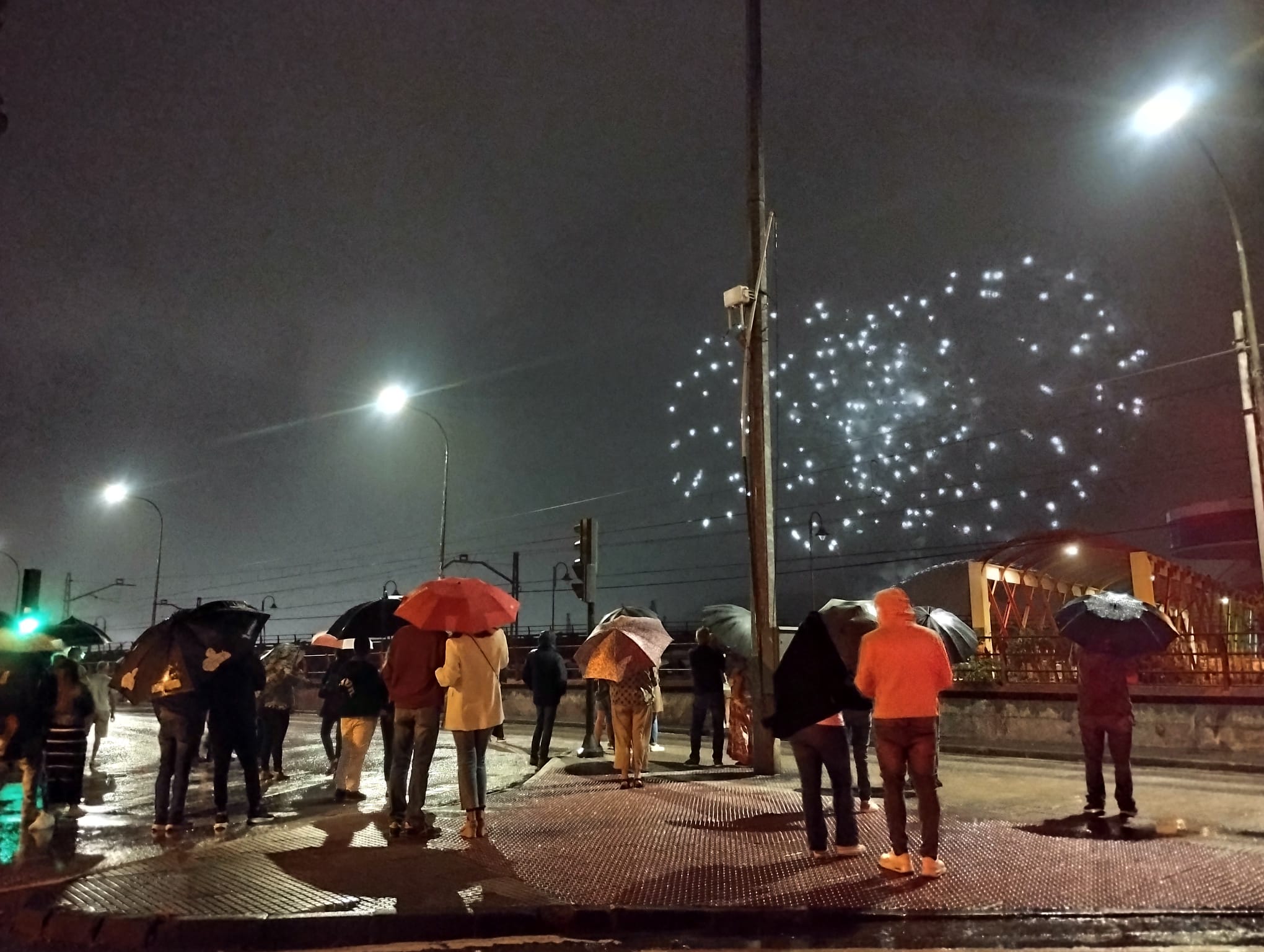 Los fuegos vencen al mal tiempo en Avilés