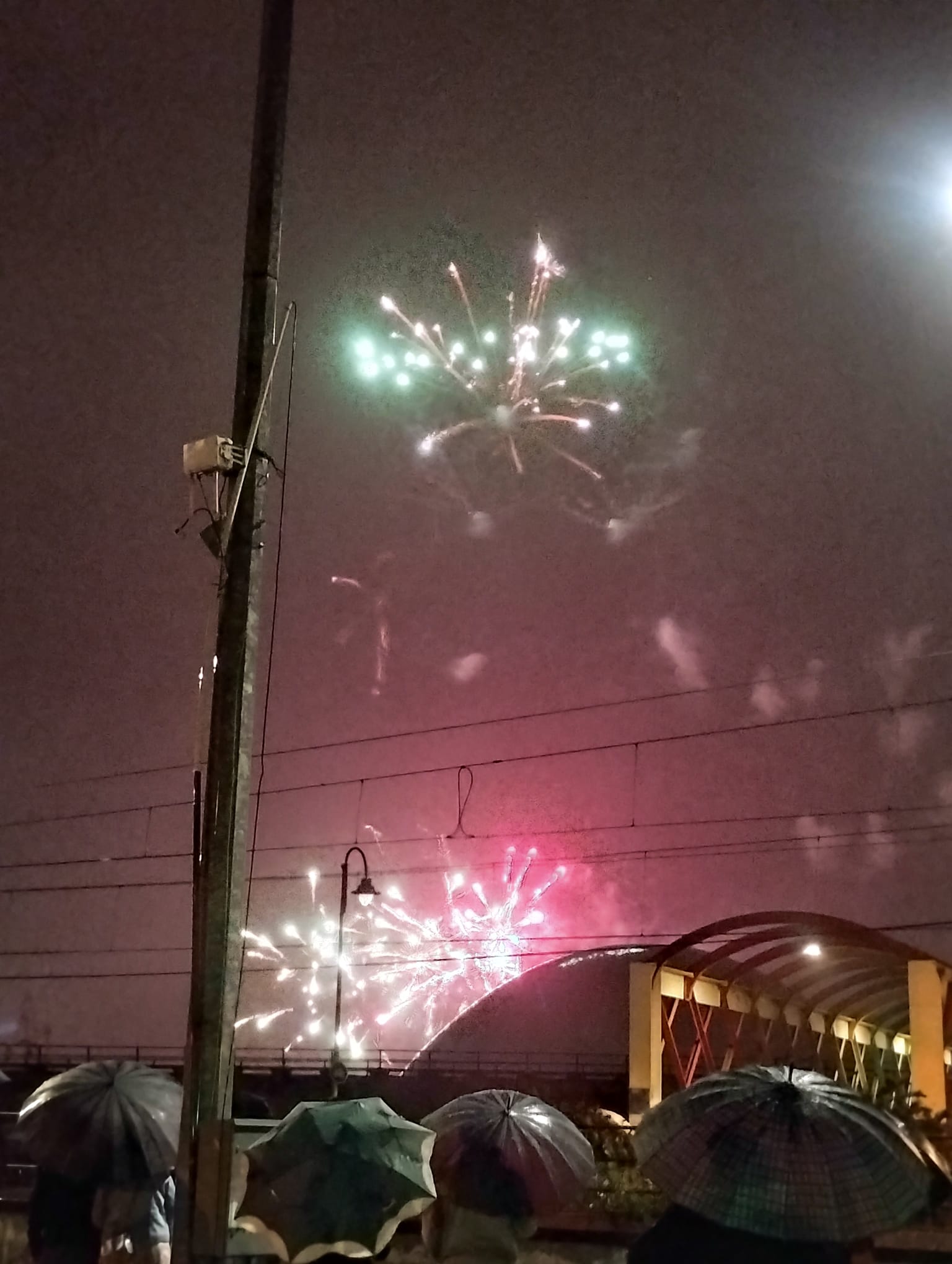 Los fuegos vencen al mal tiempo en Avilés