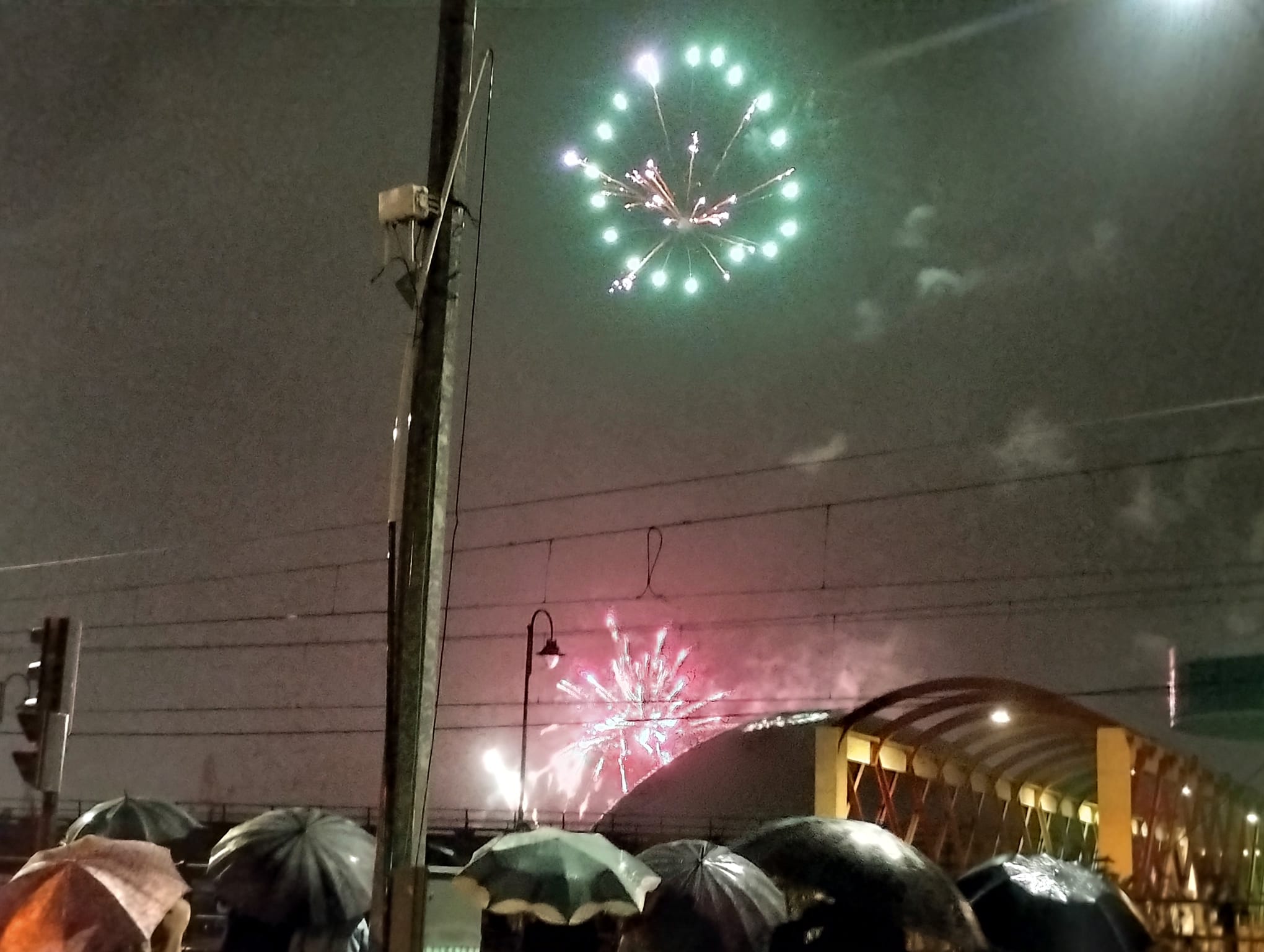 Los fuegos vencen al mal tiempo en Avilés