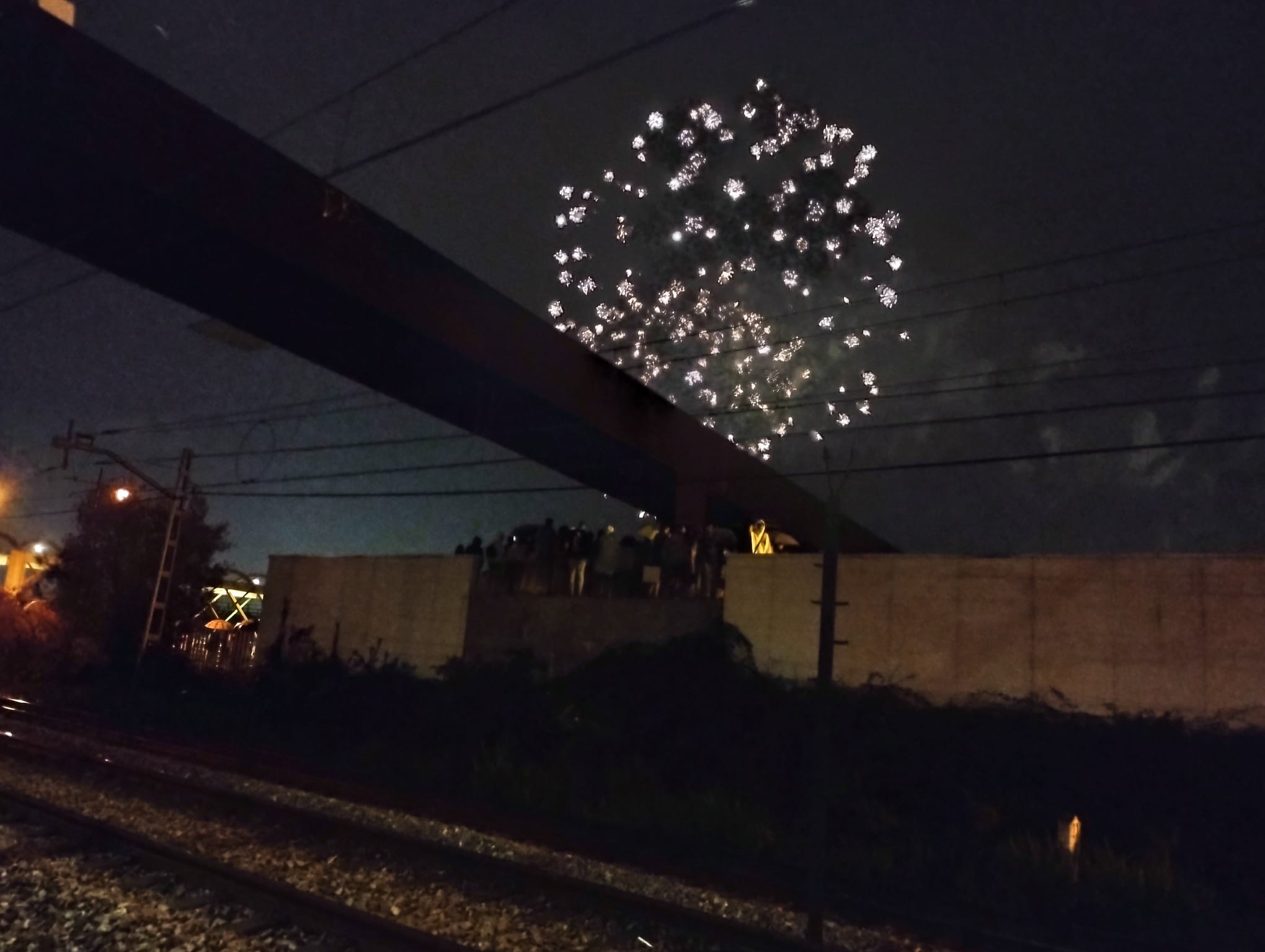 Los fuegos vencen al mal tiempo en Avilés