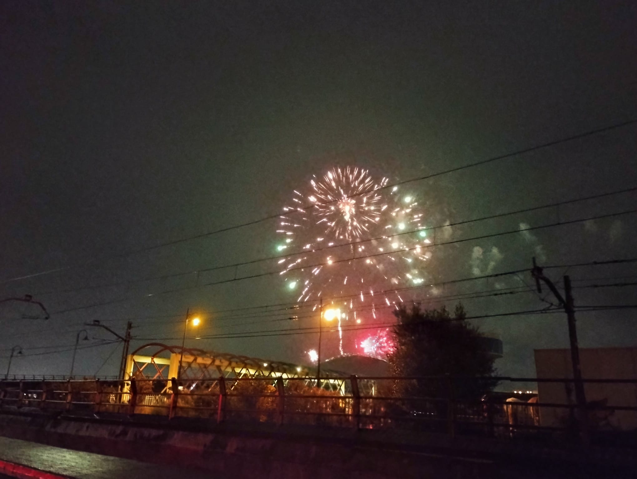 Los fuegos vencen al mal tiempo en Avilés