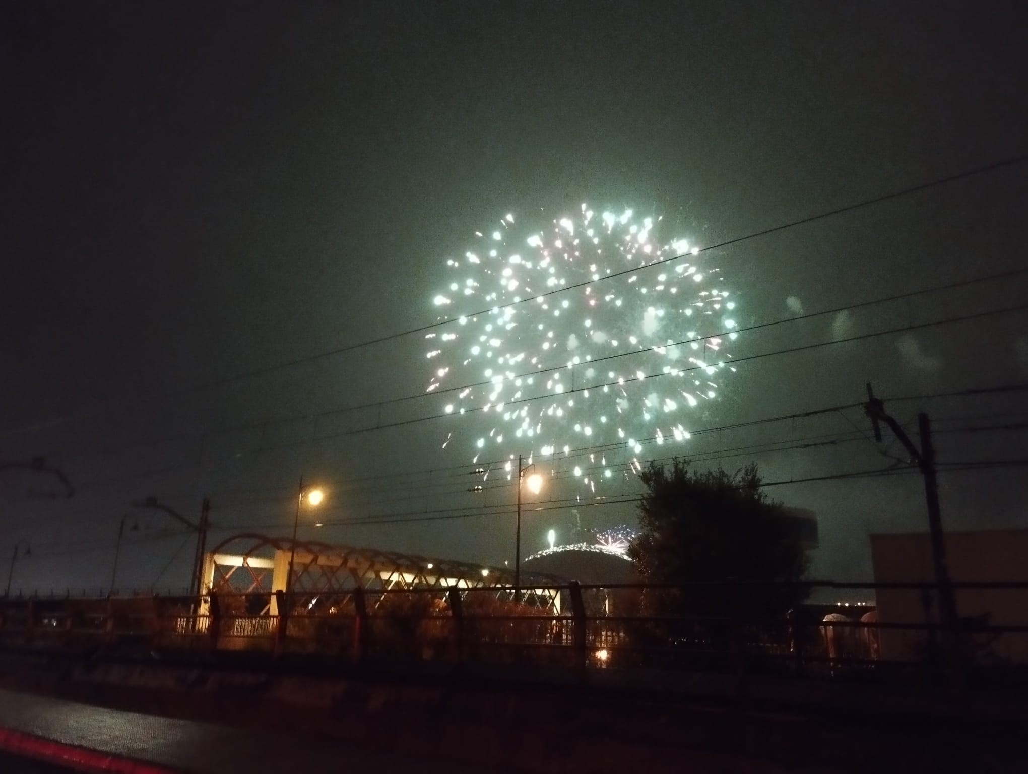 Los fuegos vencen al mal tiempo en Avilés