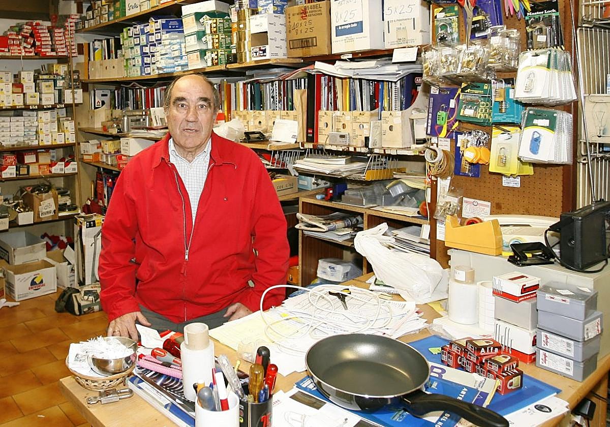 Juan Eraña, en una imagen de 2007, en su ferretería de la calle Aguado.