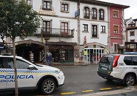Vehículos de Policía Local y Guardia Civil, la mañana de ayer, frente al lugar del accidente.