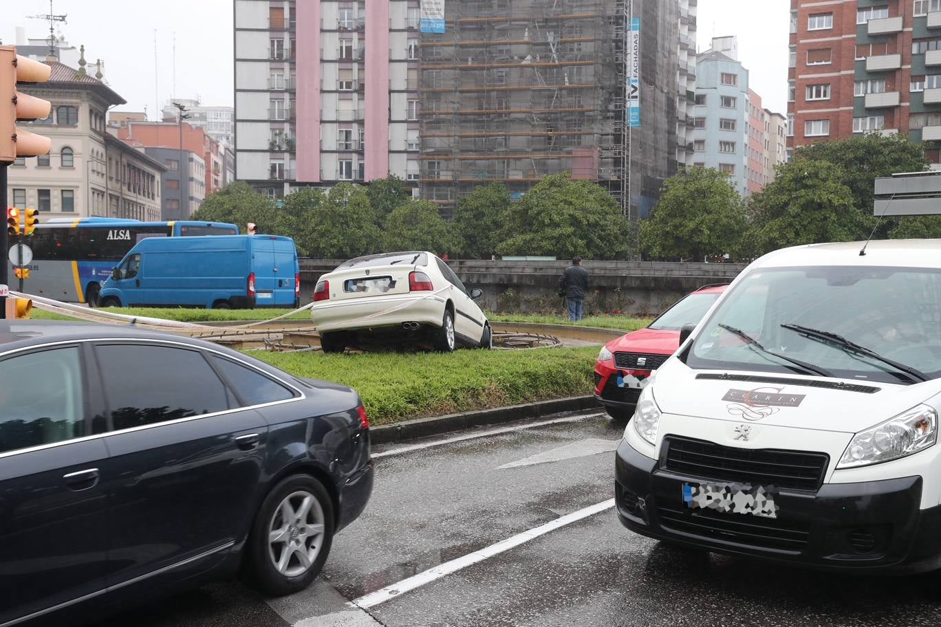 Un coche acaba en la fuente de la plaza del Humedal