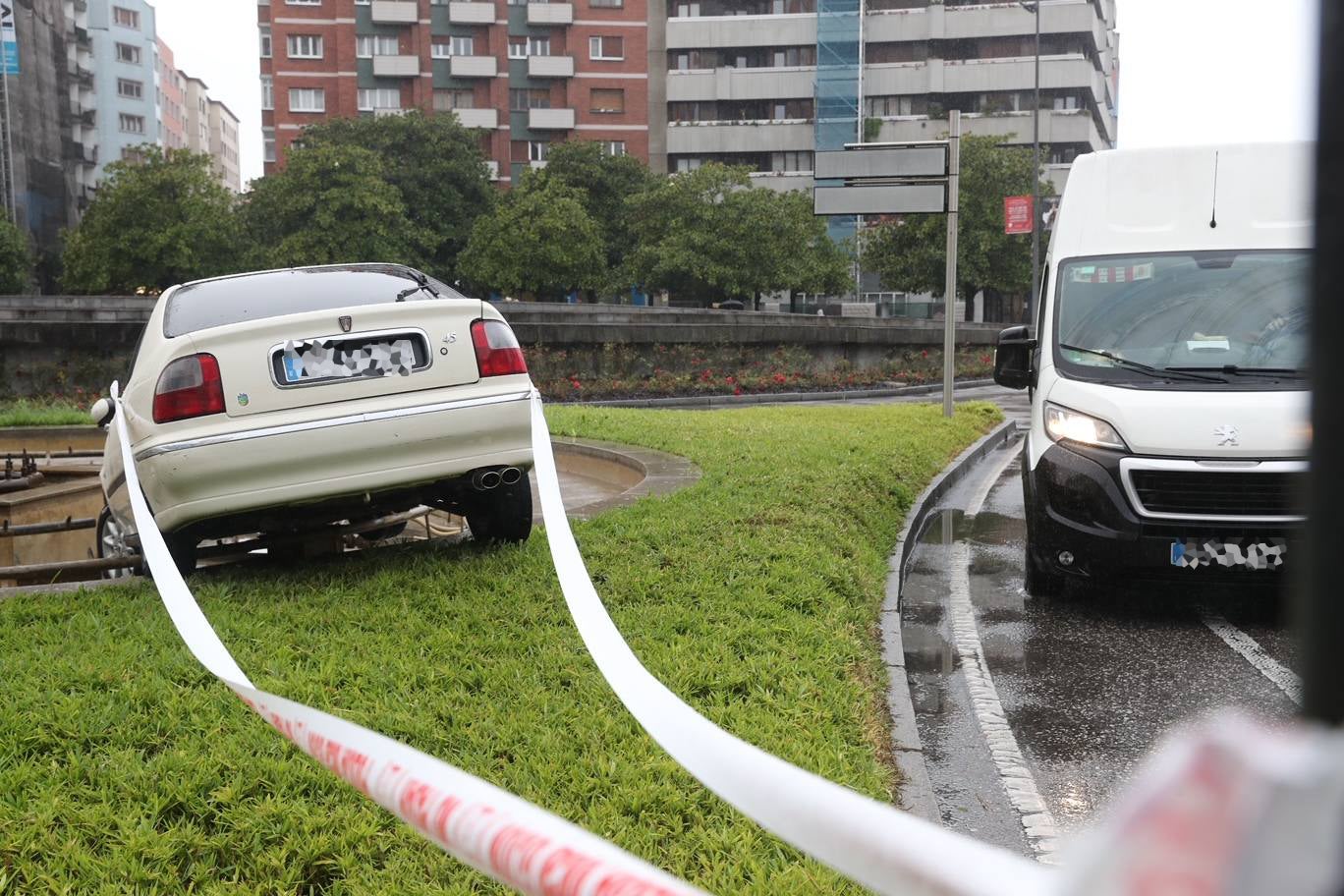 Un coche acaba en la fuente de la plaza del Humedal