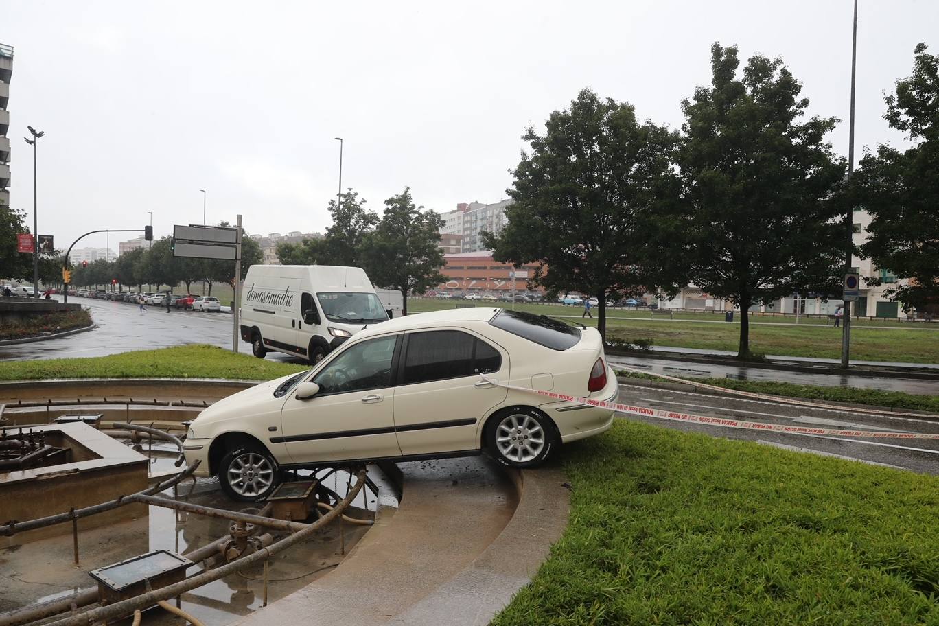 Un coche acaba en la fuente de la plaza del Humedal