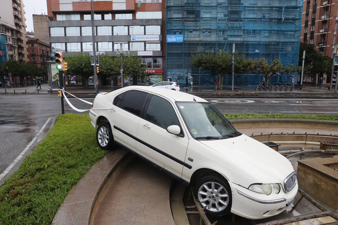 Un coche acaba en la fuente de la plaza del Humedal