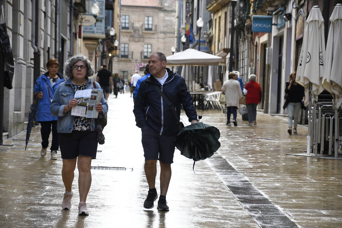 Los turistas afrontan el mal tiempo en Asturias