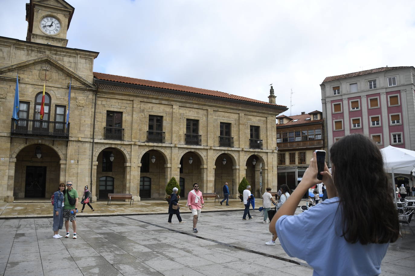 Los turistas afrontan el mal tiempo en Asturias