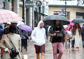 Los turistas afrontan el mal tiempo en Asturias