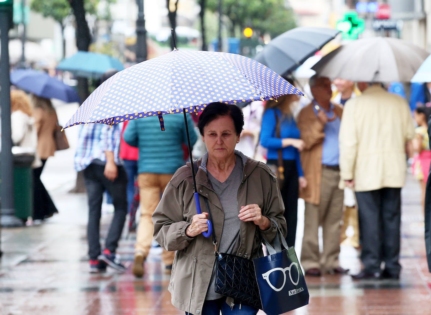 Los turistas afrontan el mal tiempo en Asturias