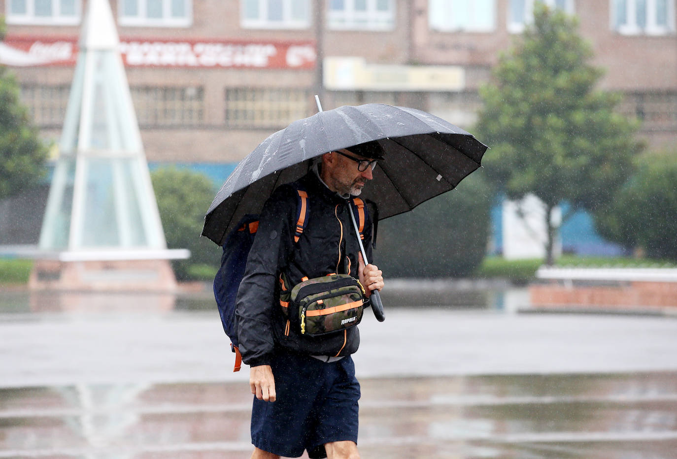 Los turistas afrontan el mal tiempo en Asturias