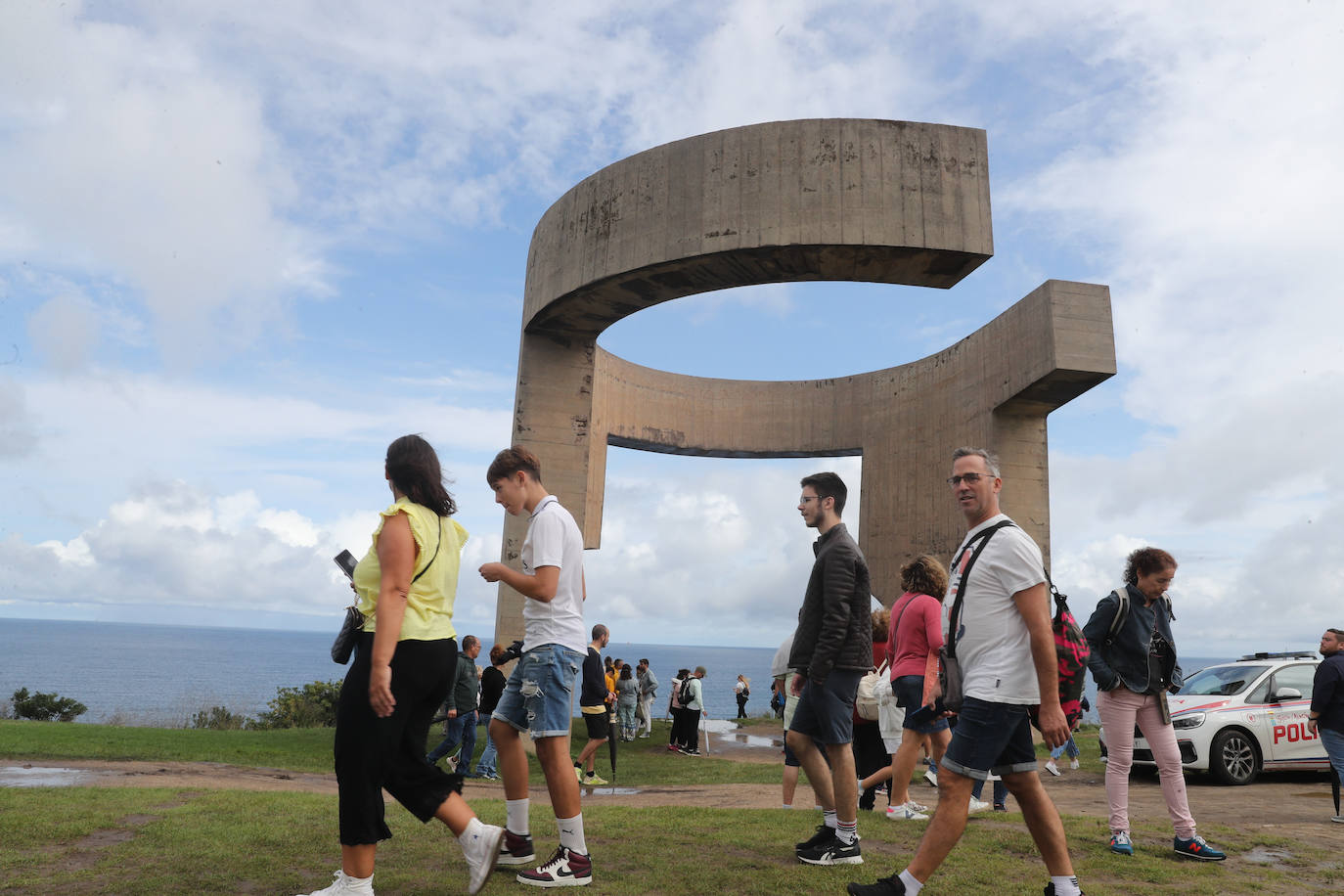 Los turistas afrontan el mal tiempo en Asturias