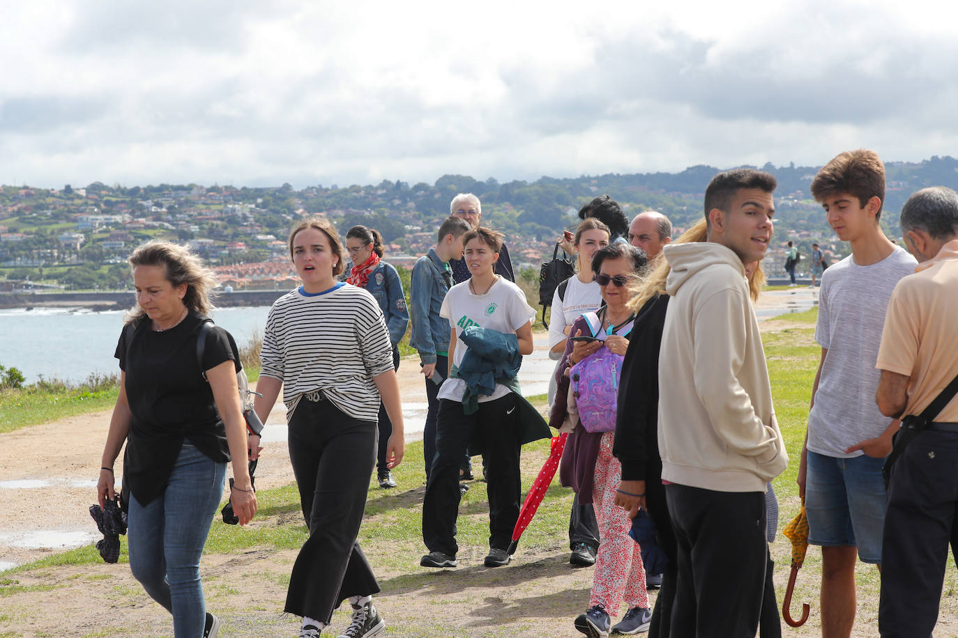 Los turistas afrontan el mal tiempo en Asturias