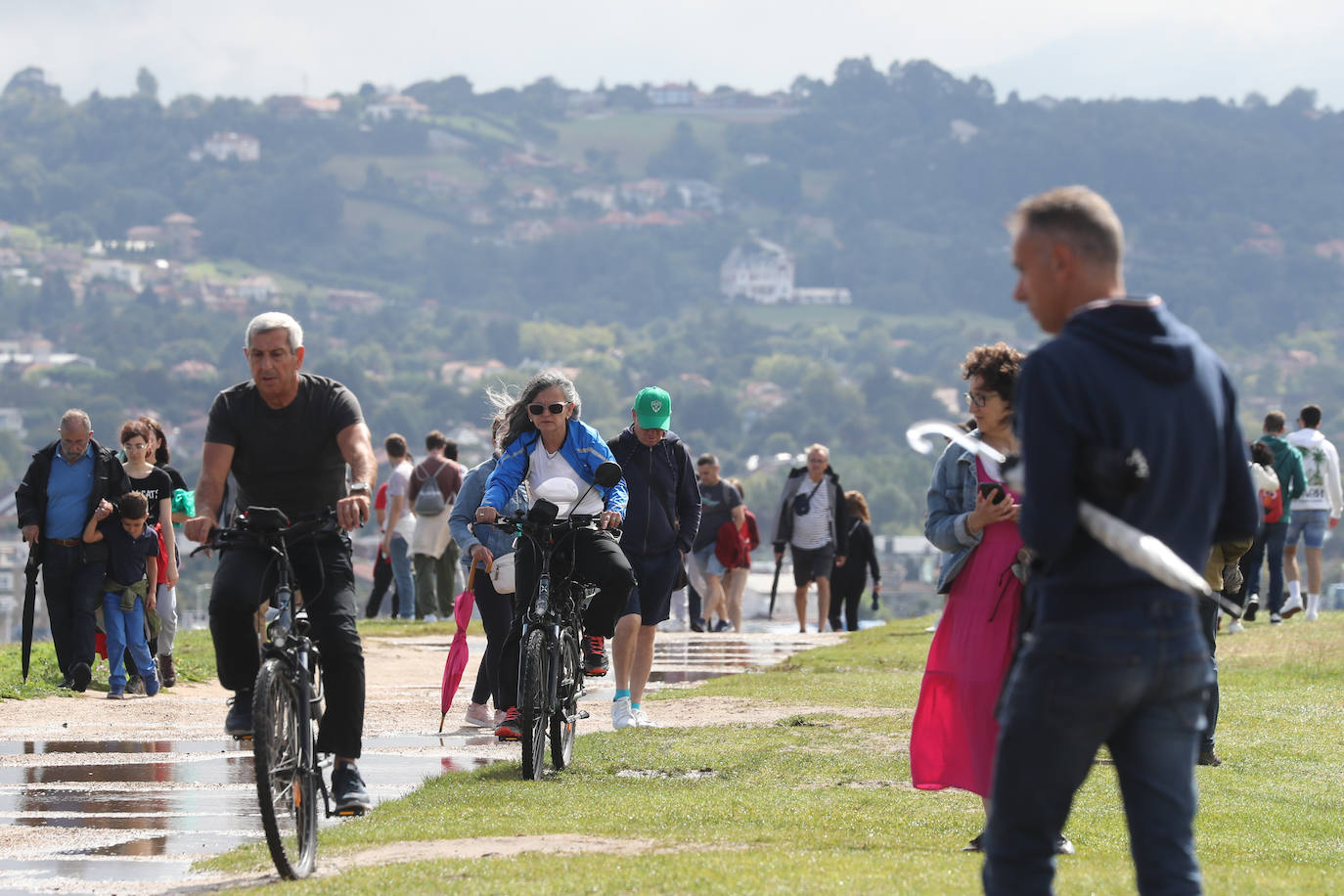 Los turistas afrontan el mal tiempo en Asturias