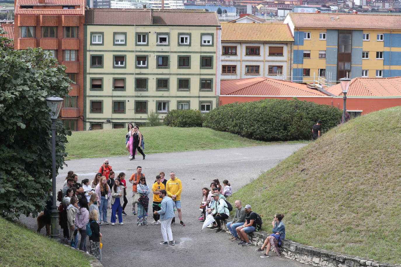 Los turistas afrontan el mal tiempo en Asturias