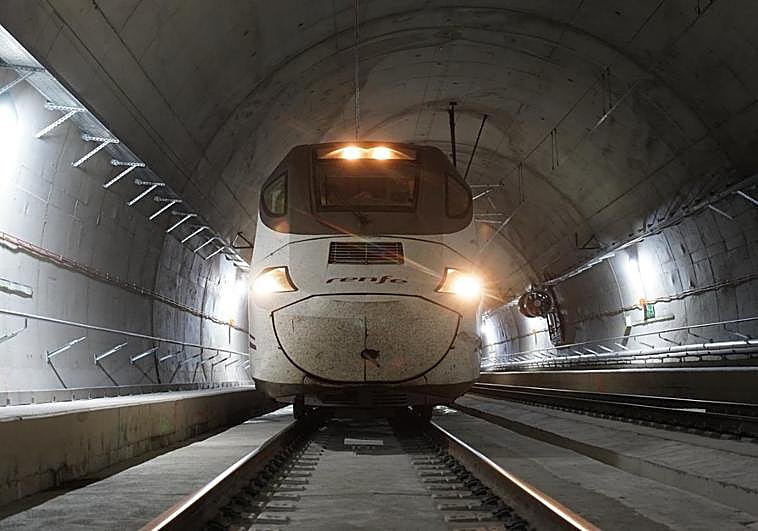 Unidad S-130 en el interior de la variante de Pajares, durante la primera sesión de los ensayos de fiabilidad.