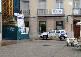 La obra está situada en la calle José Manuel Pedregal.