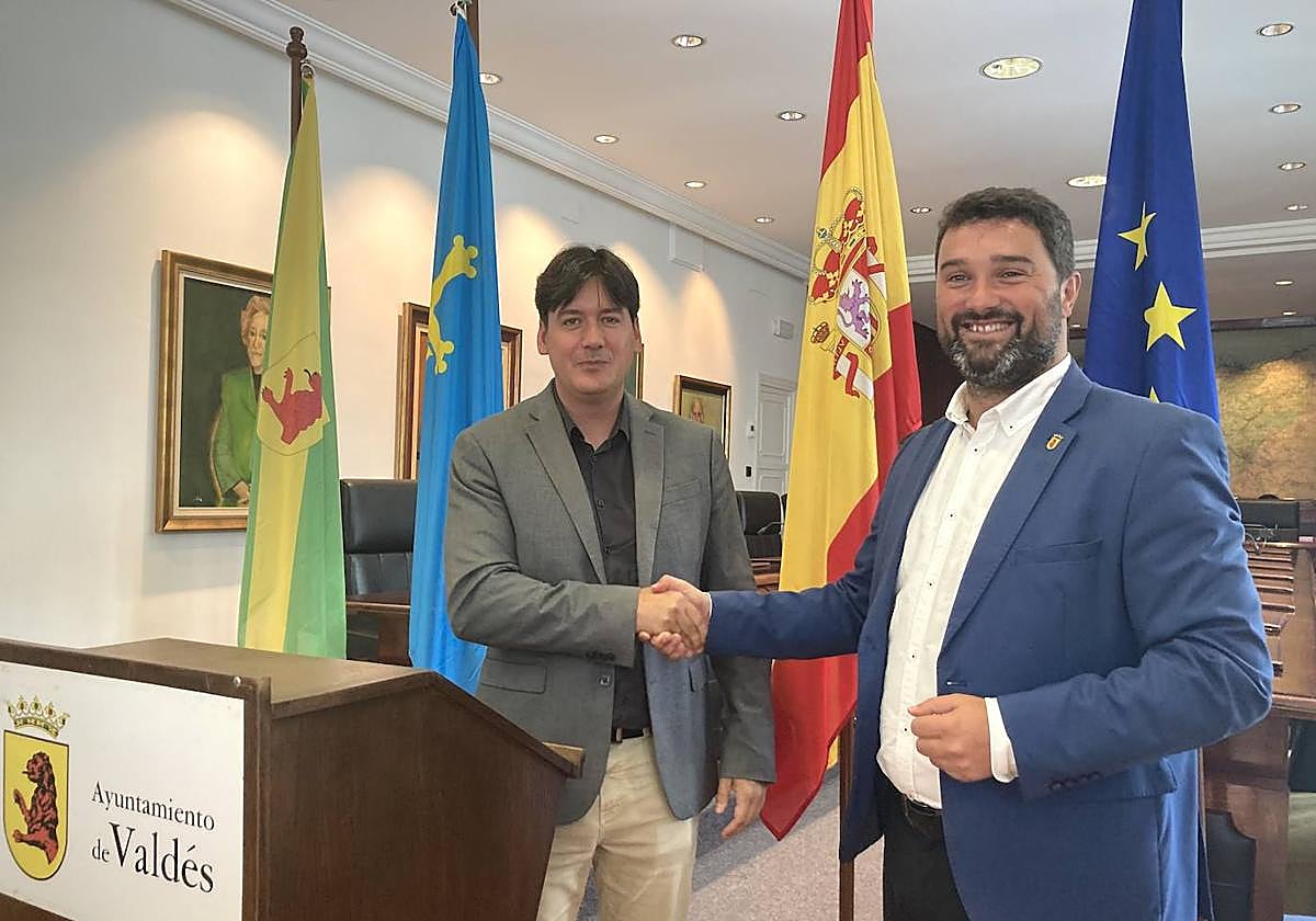 El consejero Borja Sánchez y el alcalde de Valdés, Óscar Pérez.