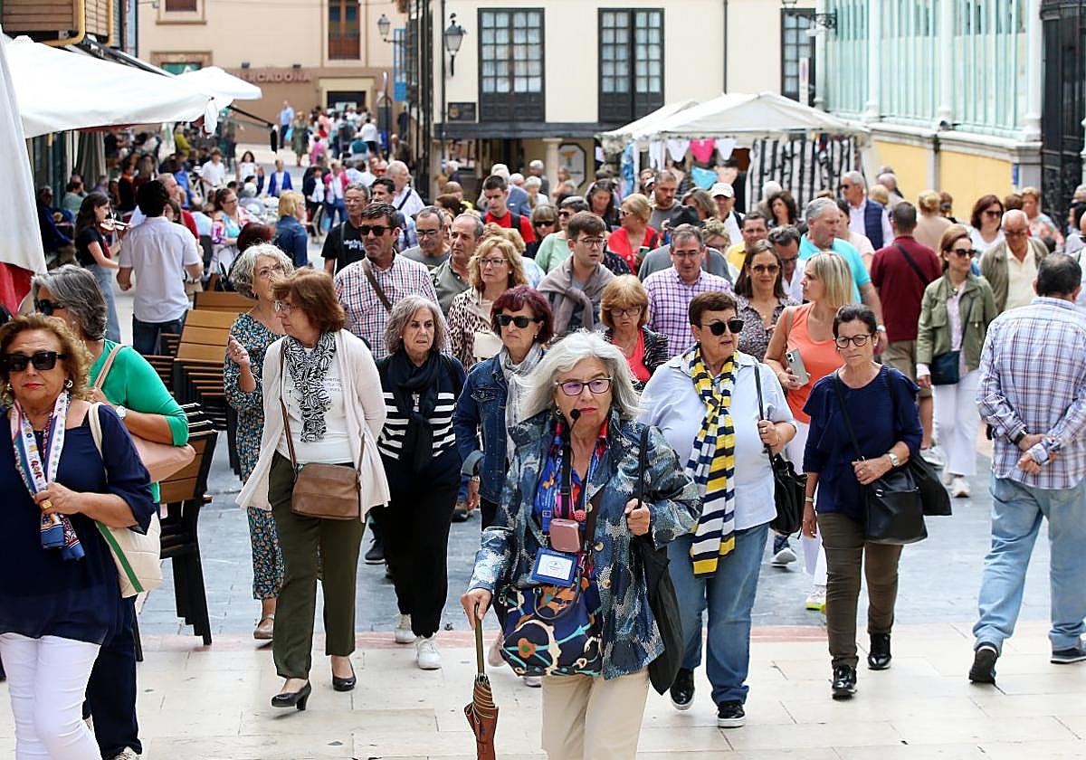 Una guía, ayer, con un grupo de turistas en El Fontán.