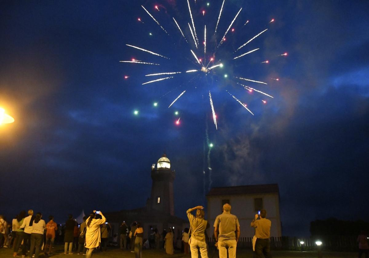 Los fuegos artificiales fueron el cierre perfecto a un acto de palabra, música y paisaje.