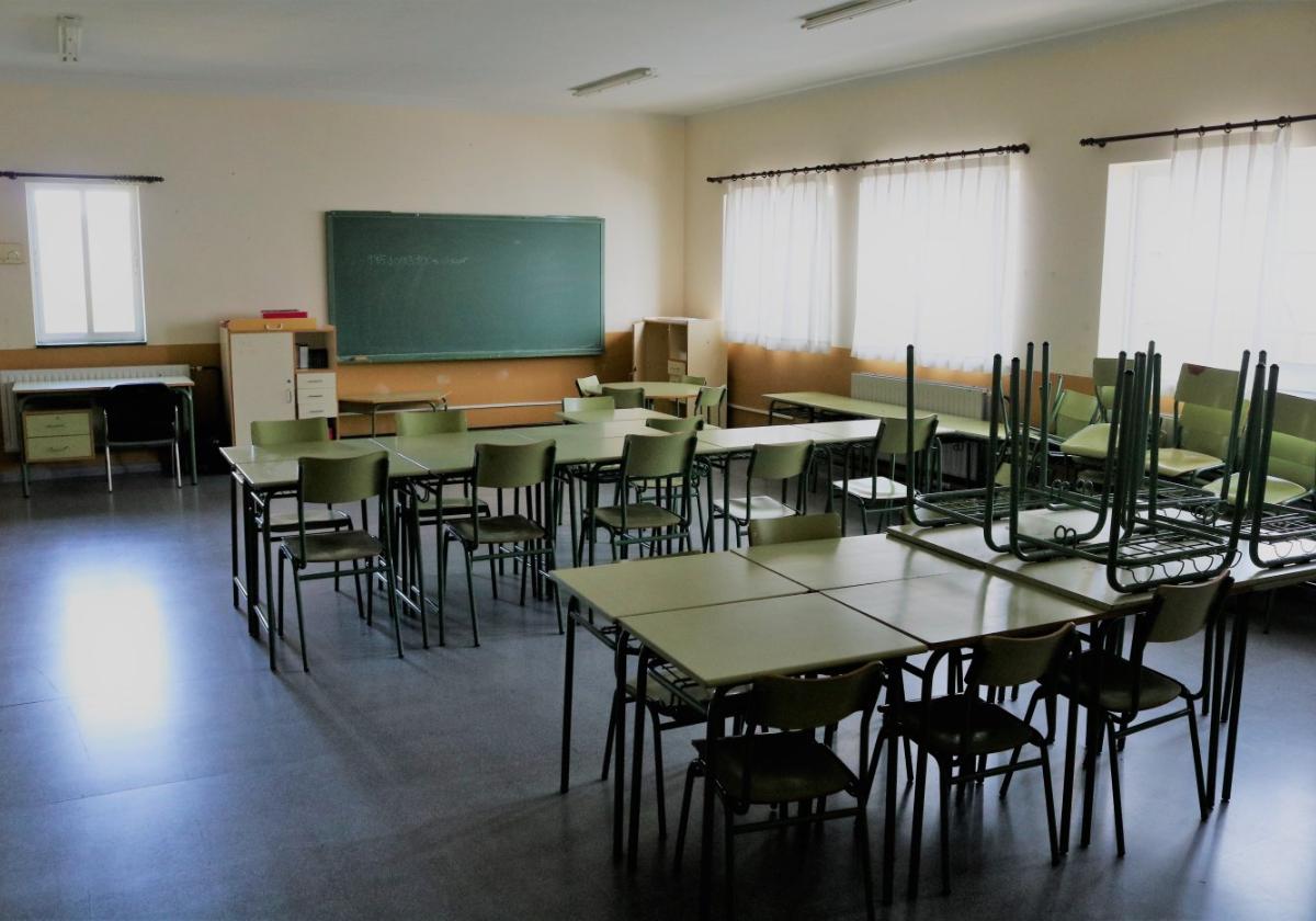 Aula vacía del colegio San Jorge de Luiña, en Ibias.