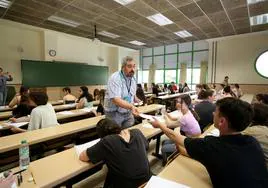 Alumnos durante la primera convocatoria de las pruebas de la EBAU, el pasado junio, en el Campus del Milán de la Universidad de Oviedo.