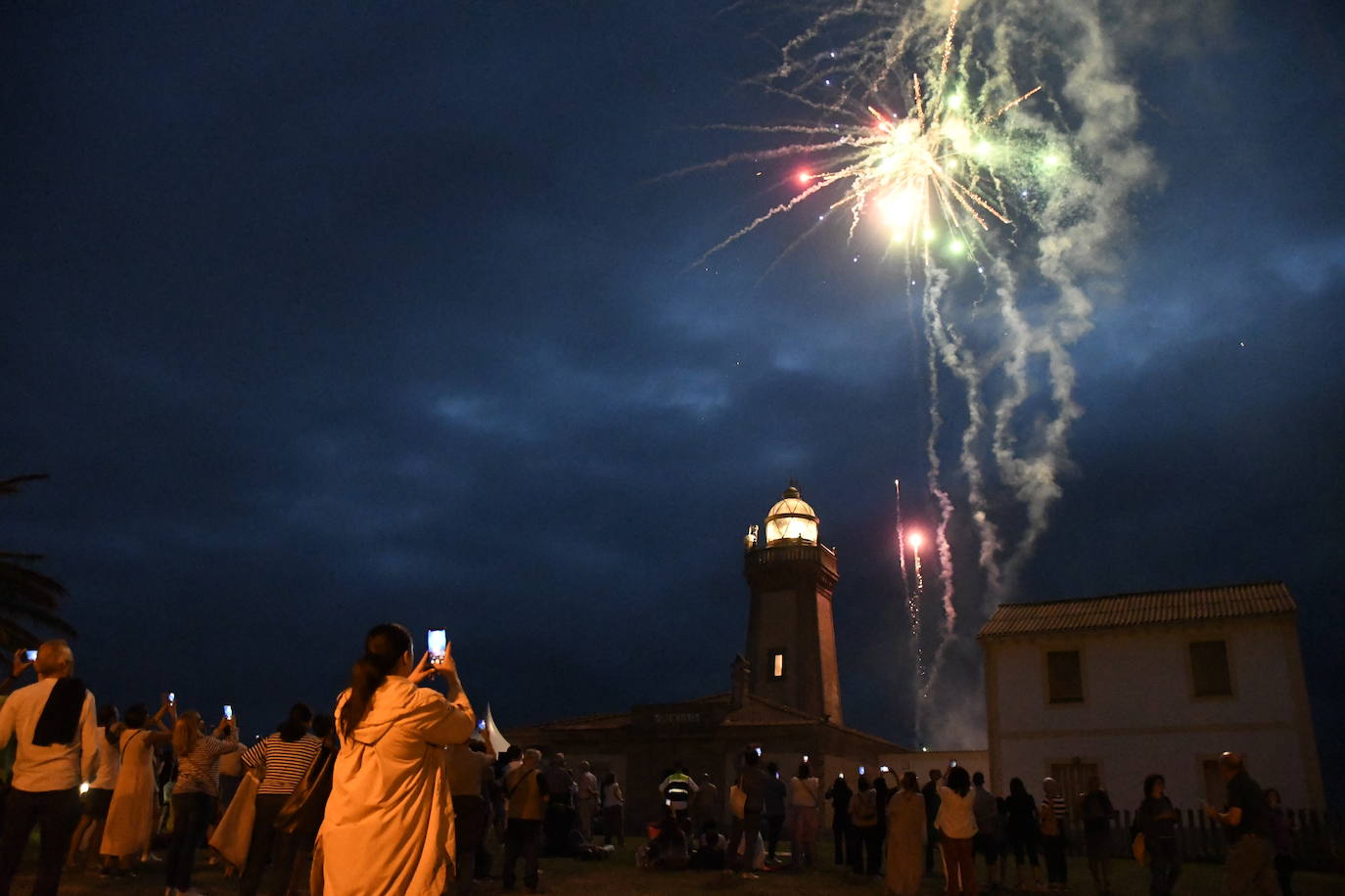 La luz del faro de San Juan se hace fiesta