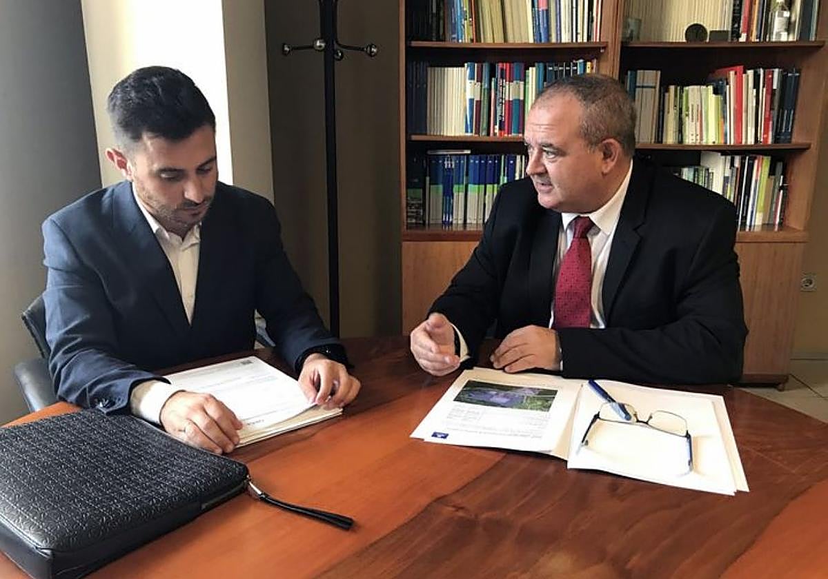 Carlos Valle e Isaac Pola, durante su reunión.