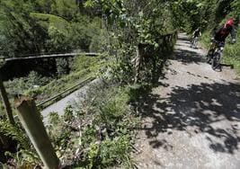 Situación en la que quedó la valla tras precipitarse ocho metros el ciclista que acabó muriendo, en mayo de 2019.