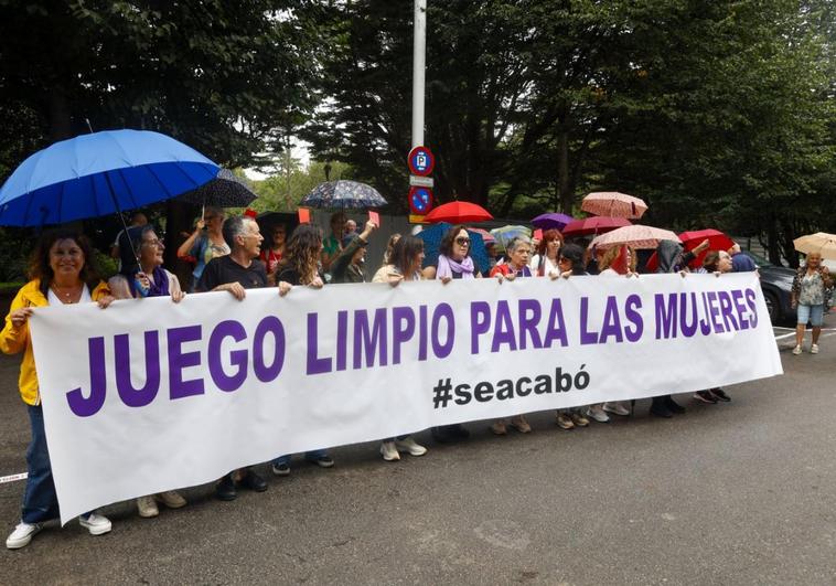 Algunas de las personas que se manifestaron ayer en El Molinón.