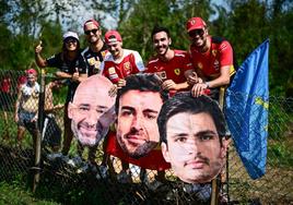 Un grupo de aficionados asturianos que acudieron a Monza a animar a Alonso y a Carlos Sainz.