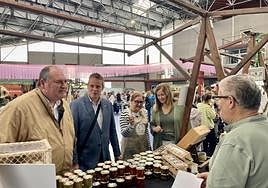 El alcalde de Vegadeo, el consejero y la directora general de Agroalimentación, en la feria.