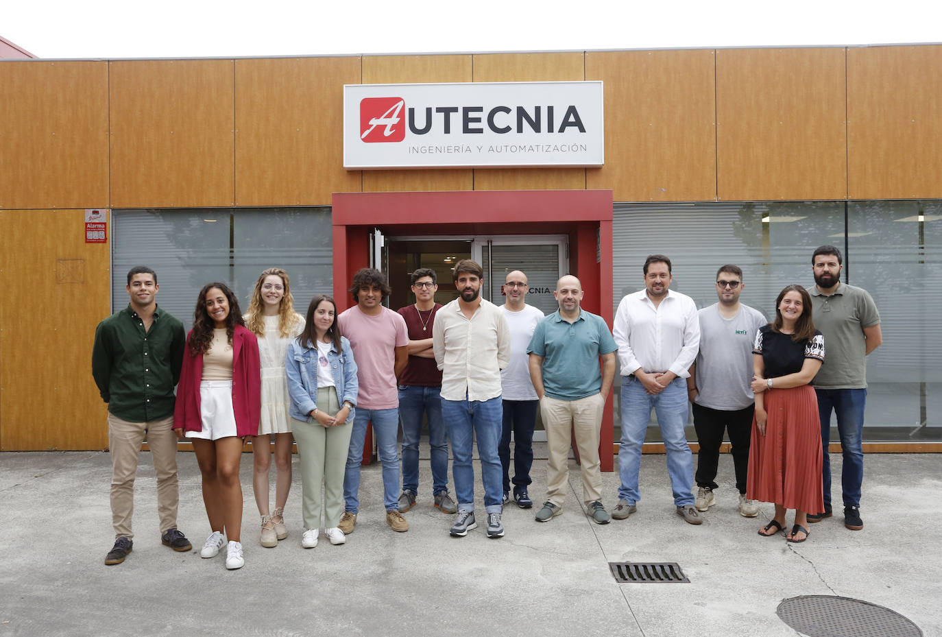 Emilio Ovies, director de Autecnia (cuarto por la derecha), con parte de la plantilla.