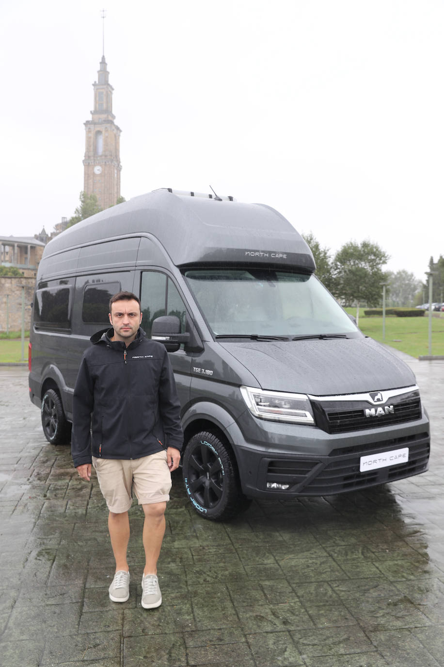 José Lastra, junto a uno de los vehículos camperizados de su empresa, North Cape Factory.