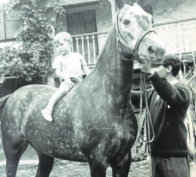 De niño, subido al caballo.