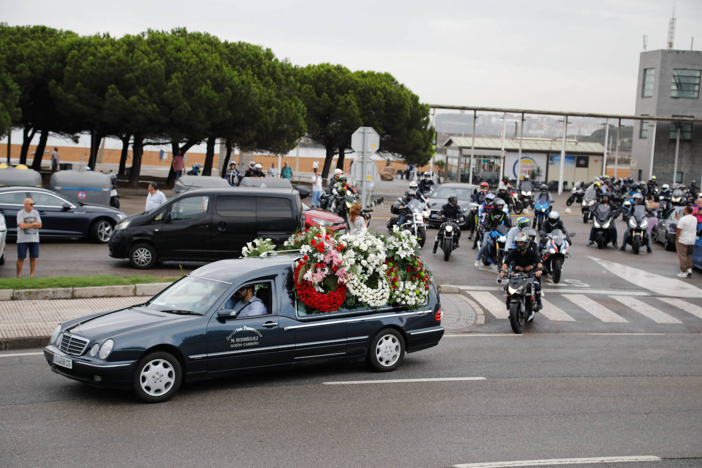 Sentida peregrinación y homenaje motero al gijonés Alberto Martínez