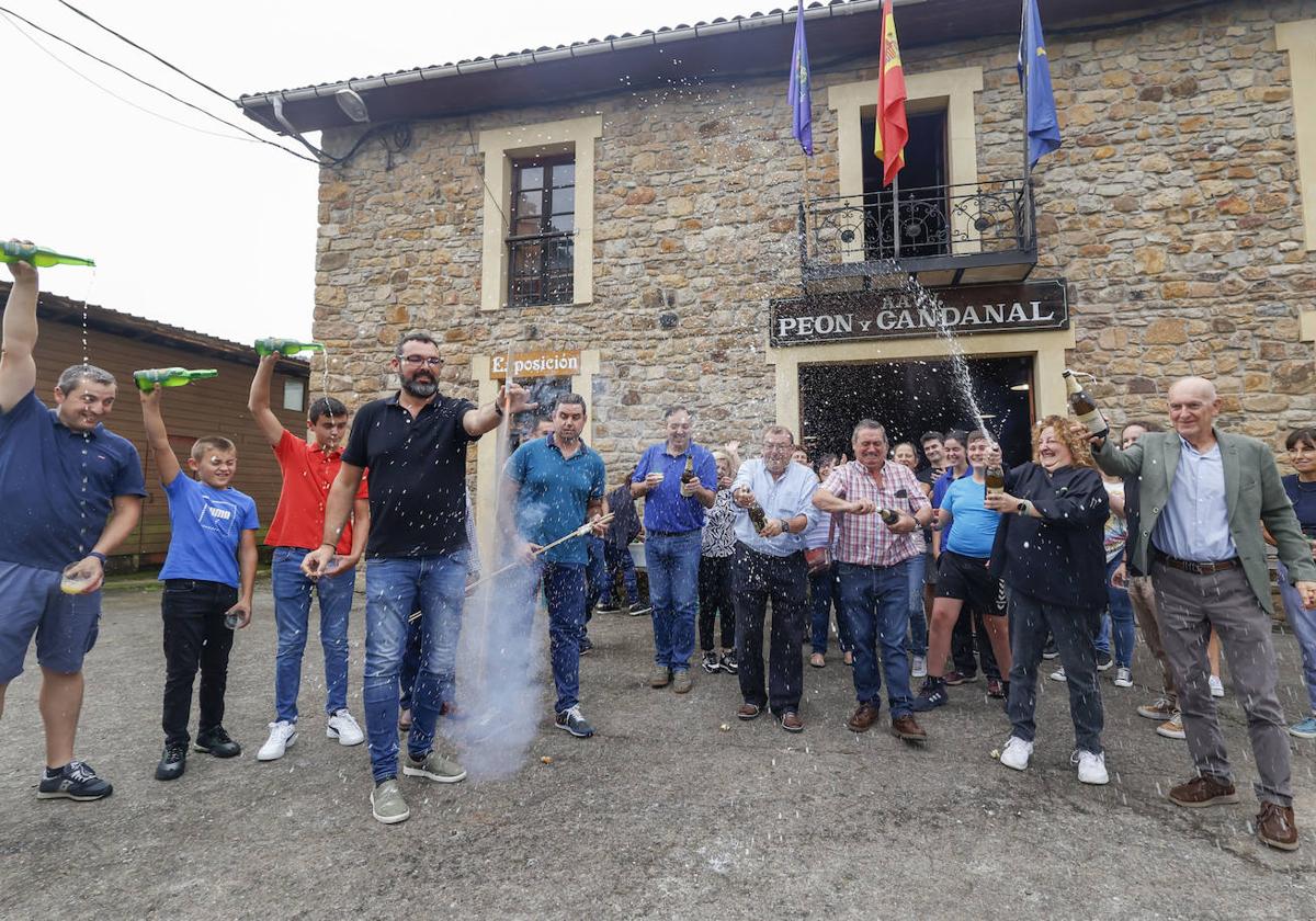 Voladores y culines de sidra: así fue la emocionante celebración de Arroes, Peón y Candanal